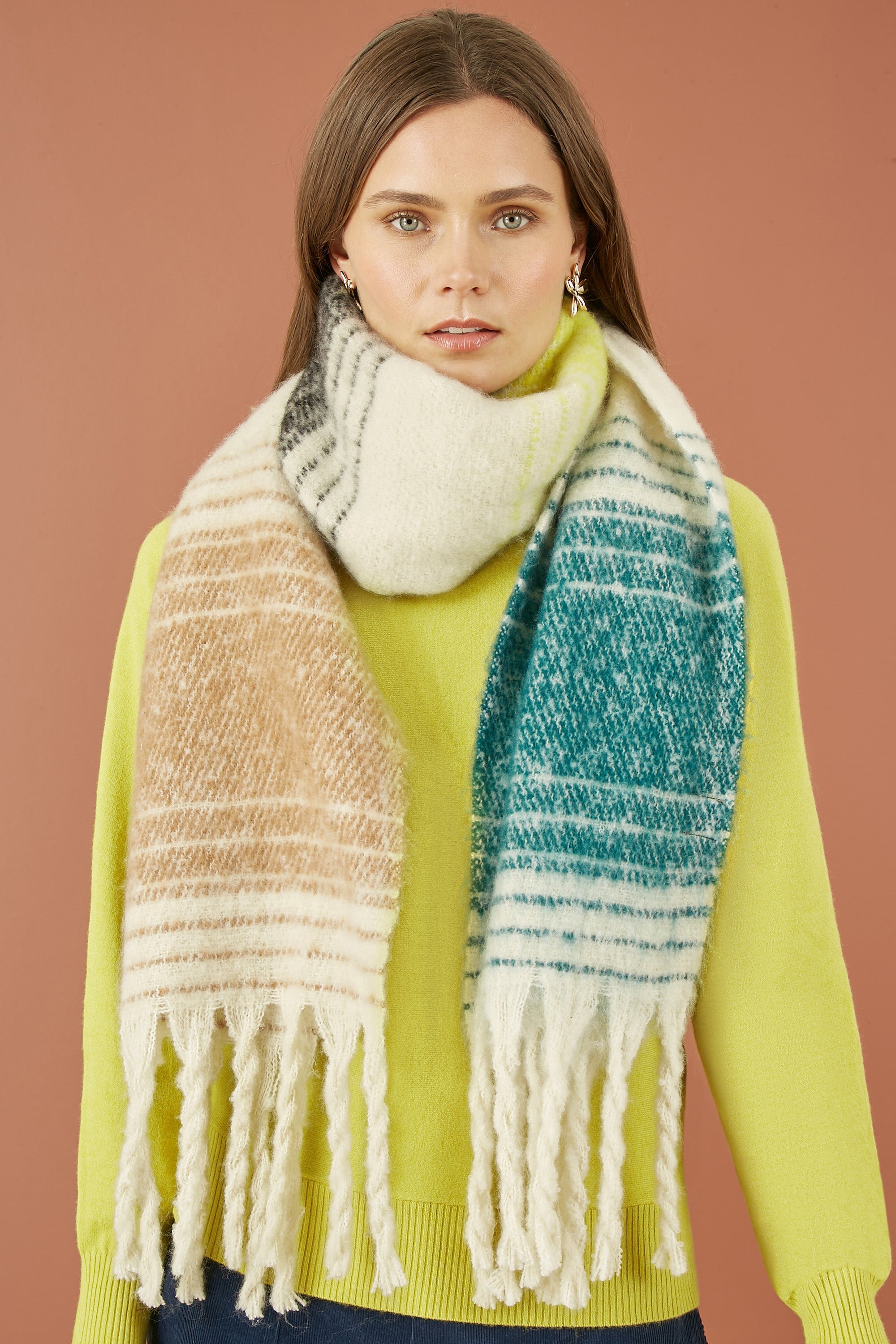 Écharpe oversize duveteuse Yumi marron et verte