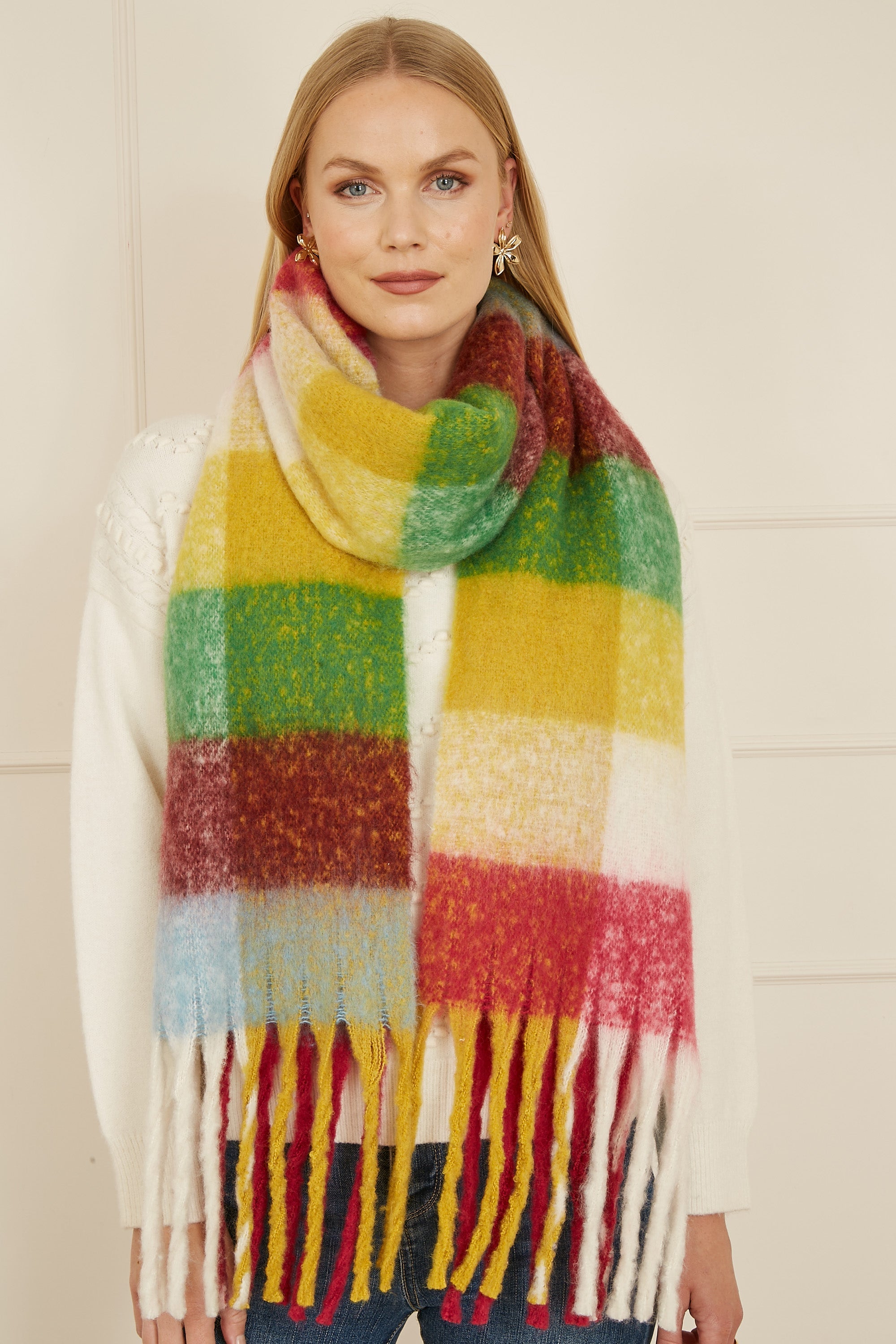 Écharpe duveteuse à carreaux multicolores Yumi
