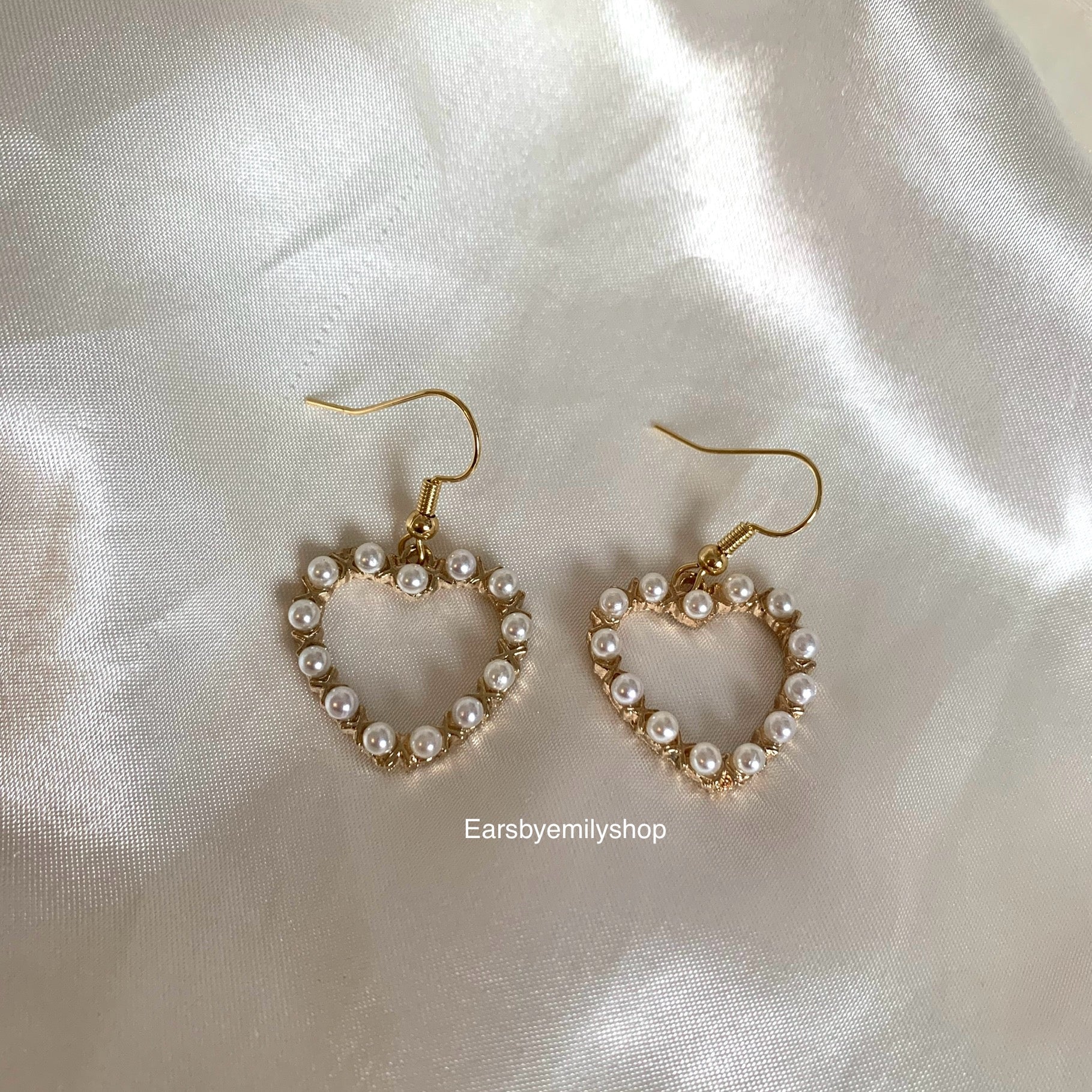 Faux gold white pearl heart dangle earrings