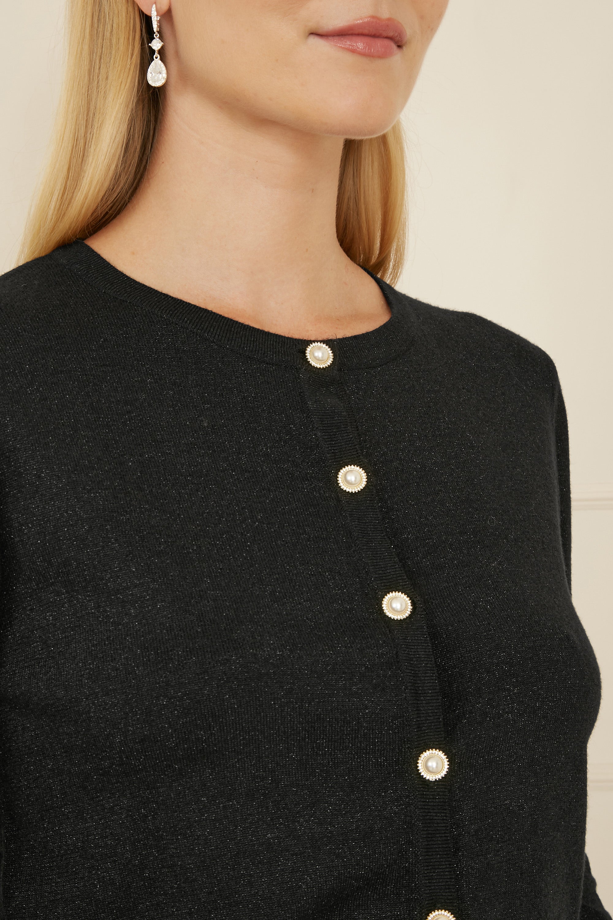 Cardigan en maille métallique noire Yumi avec boutons de perles