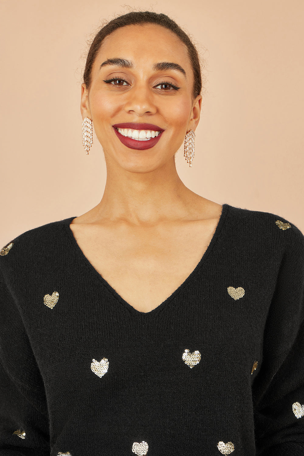 Pull Yumi en maille à col en V noir avec cœur en sequins