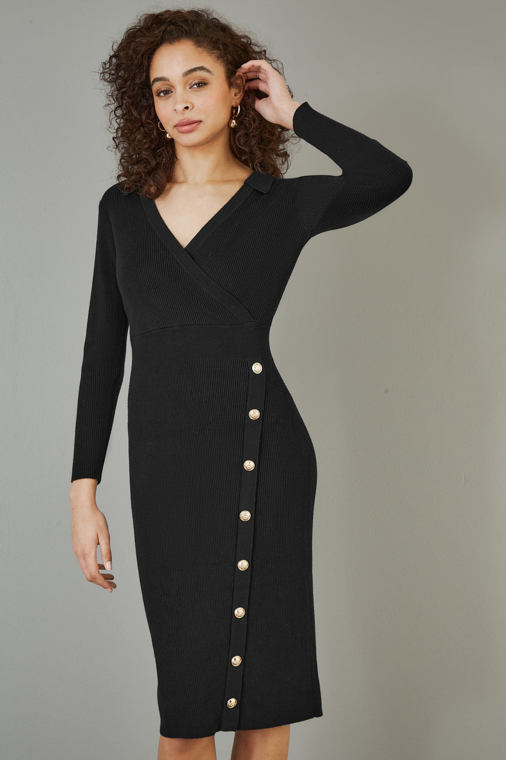 Robe mi-longue Yumi noire en maille à boutons asymétriques