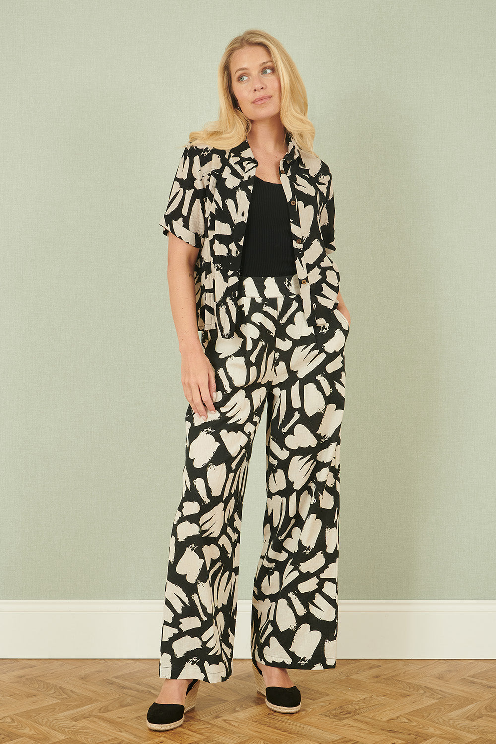 Pantalon coupe décontractée à imprimé éclaboussures en coton noir Yumi