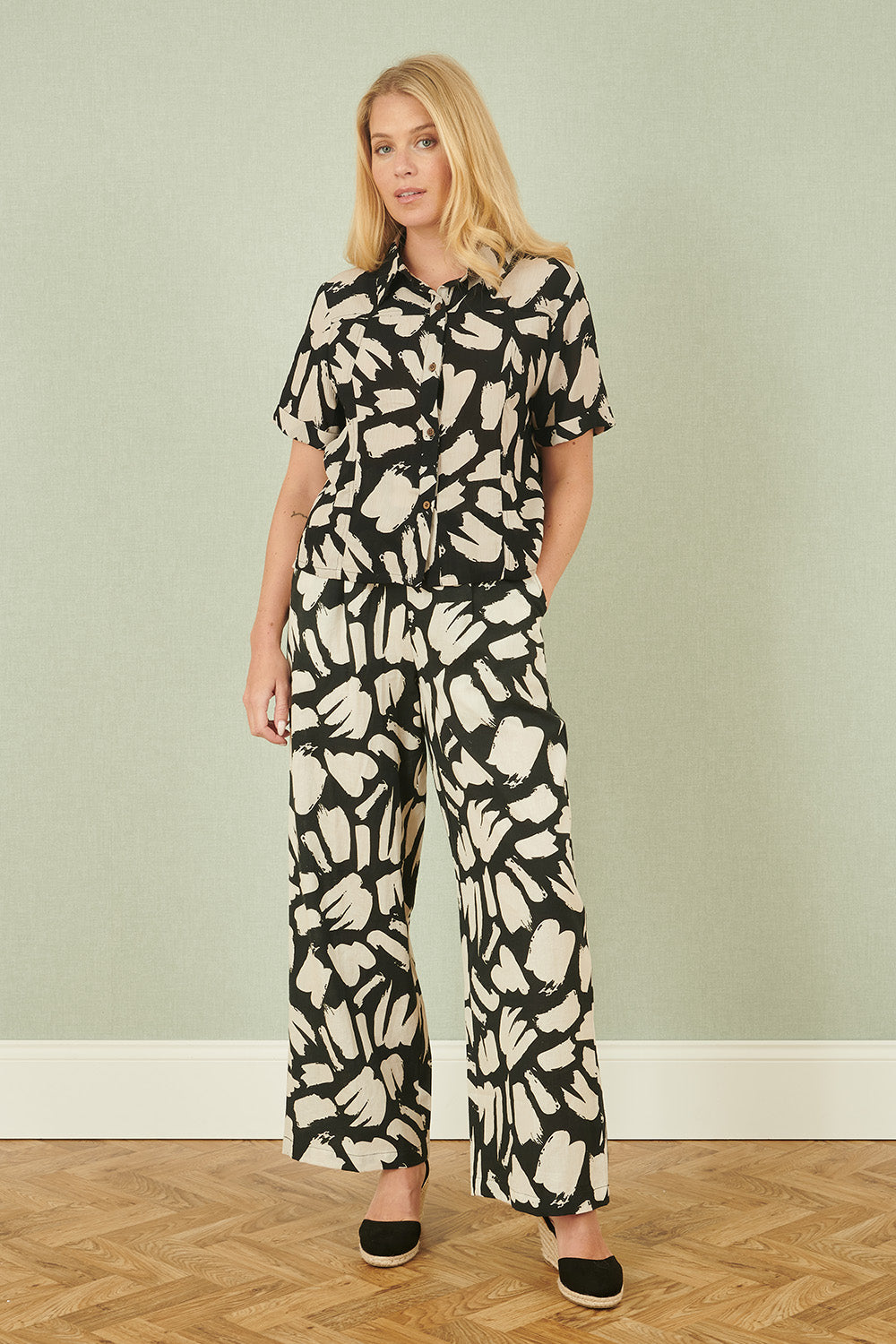 Pantalon coupe décontractée à imprimé éclaboussures en coton noir Yumi