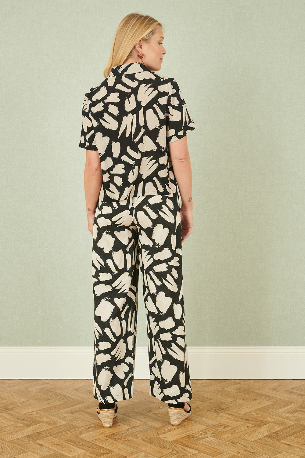 Pantalon coupe décontractée à imprimé éclaboussures en coton noir Yumi