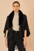 Shrug Yumi noir à col en fausse fourrure avec ourlet à pompons
