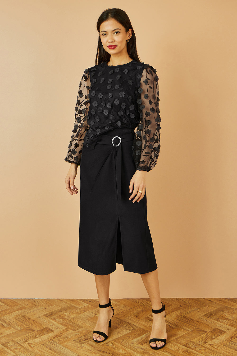 Top Yumi noir transparent à manches et fleurs appliquées