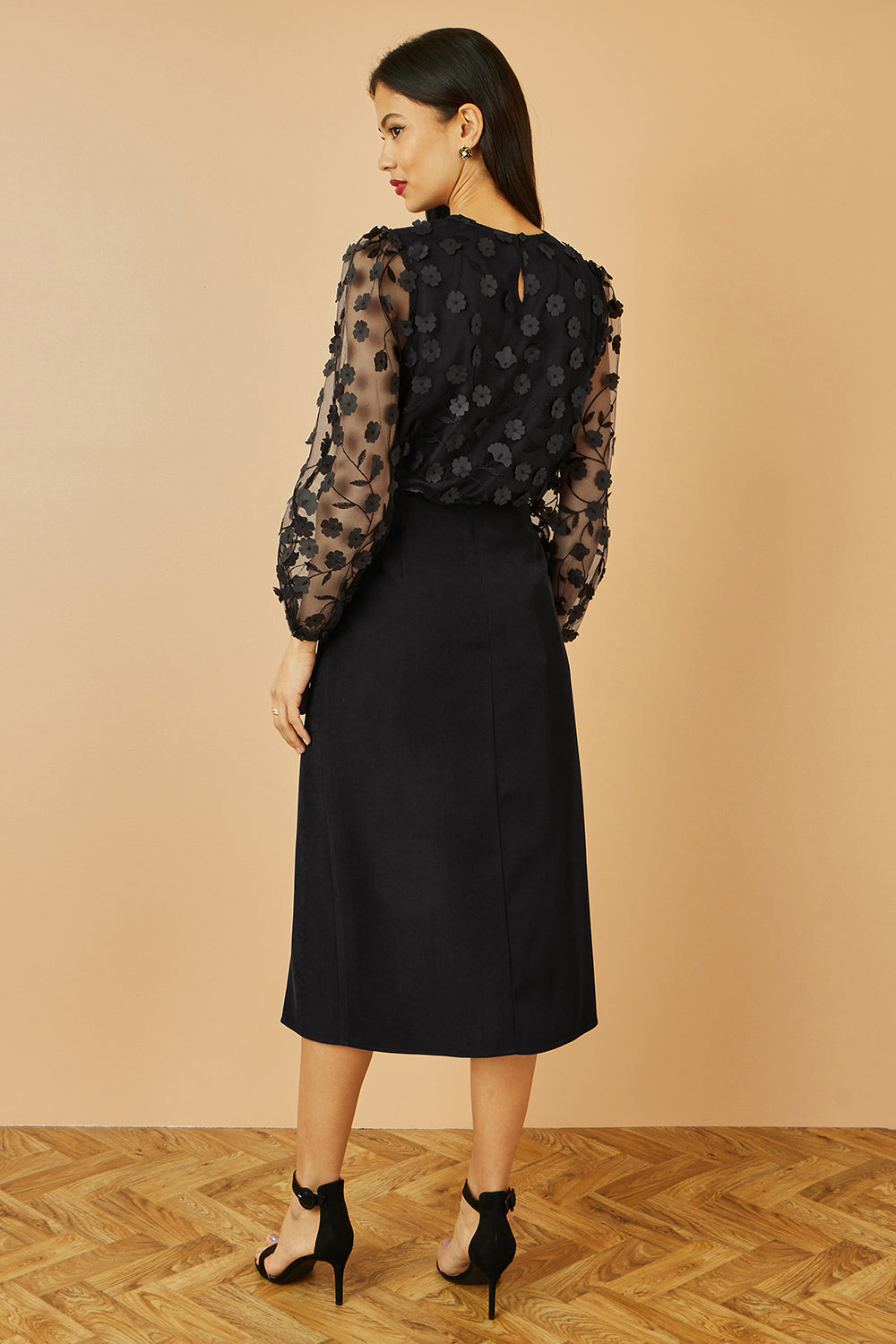Top Yumi noir transparent à manches et fleurs appliquées