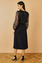 Top Yumi noir transparent à manches et fleurs appliquées