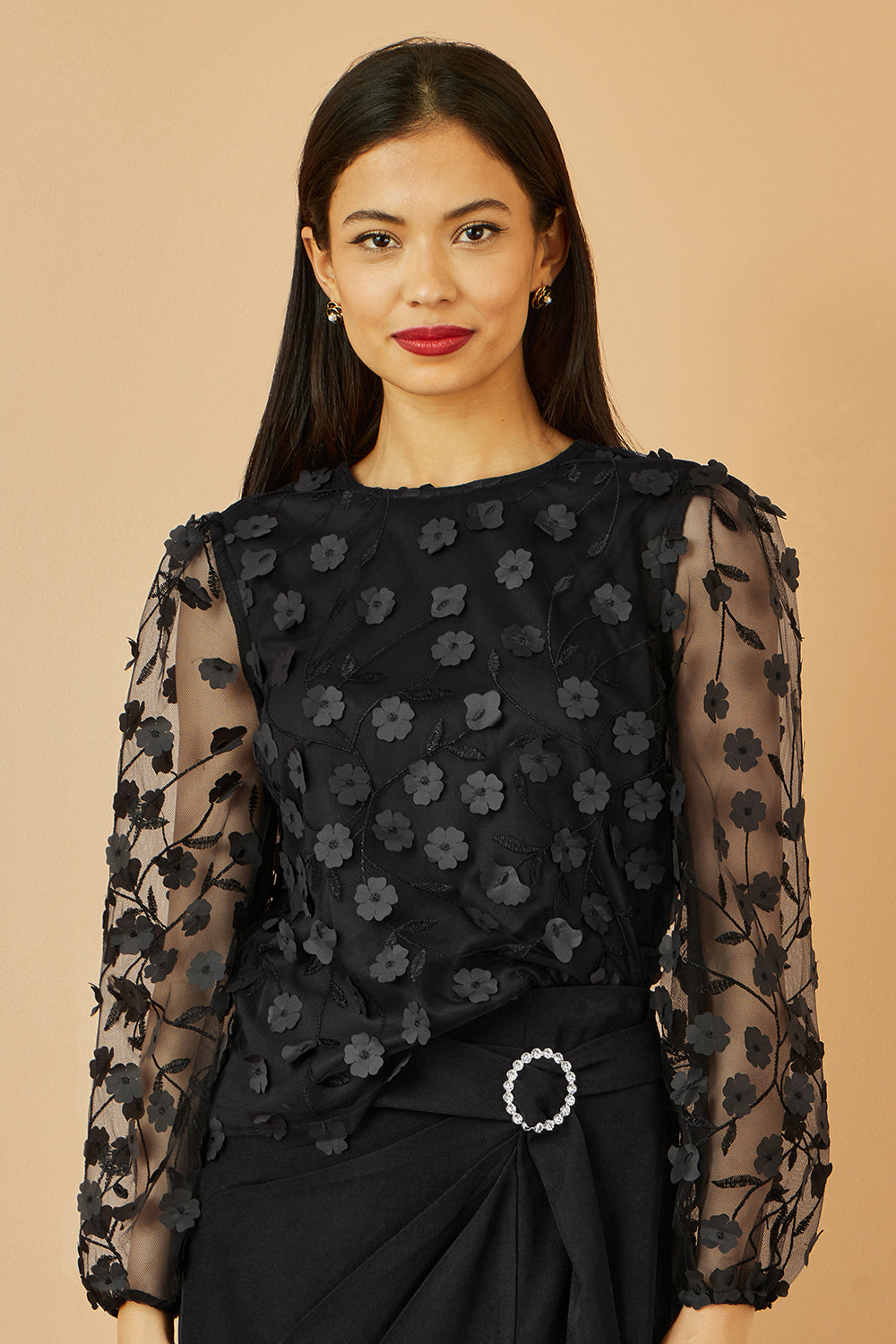 Top Yumi noir transparent à manches et fleurs appliquées